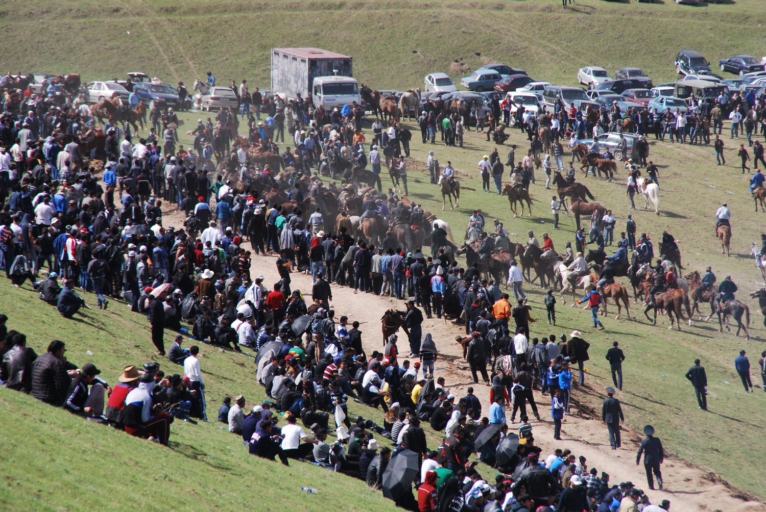 Die Spieler wechseln, das Publikum bleibt gespannt. Buzkashi Tadschikistan