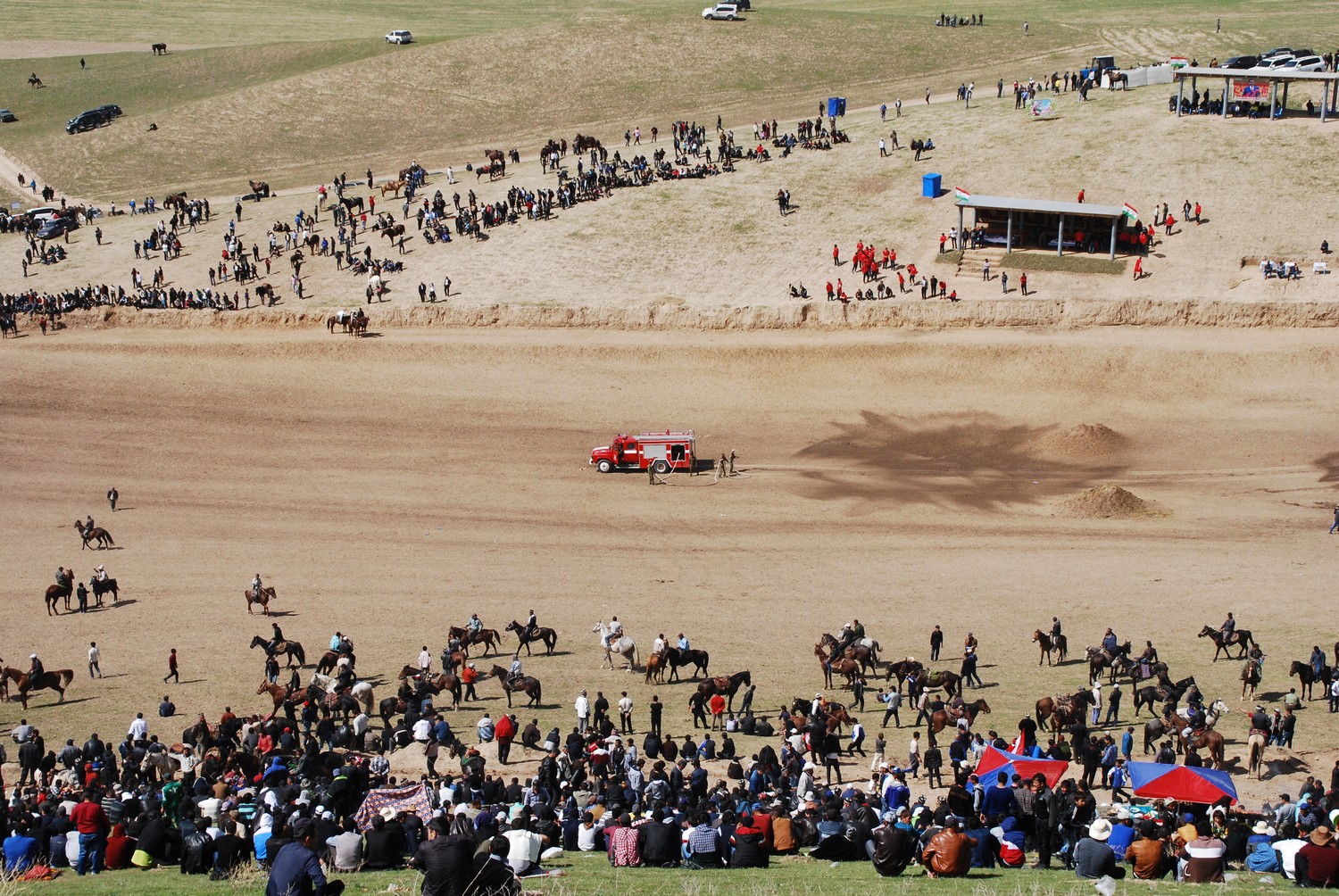 Gegen den Staub im Einsatz: die Feuerwehr auf dem Buzkashi-Feld. Tadschikistan