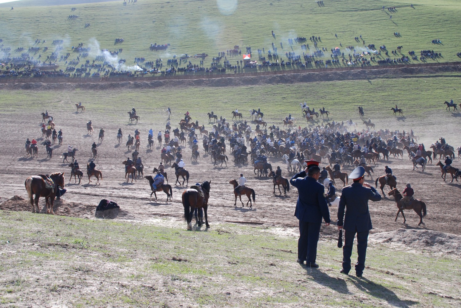 Mitfiebern während des Diensts: Polizisten am Buzkashi-Feld.