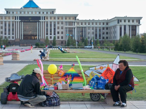 Die kasachischen Einzelhändler vor dem prächtigen Verteidigungsministerium in Astana