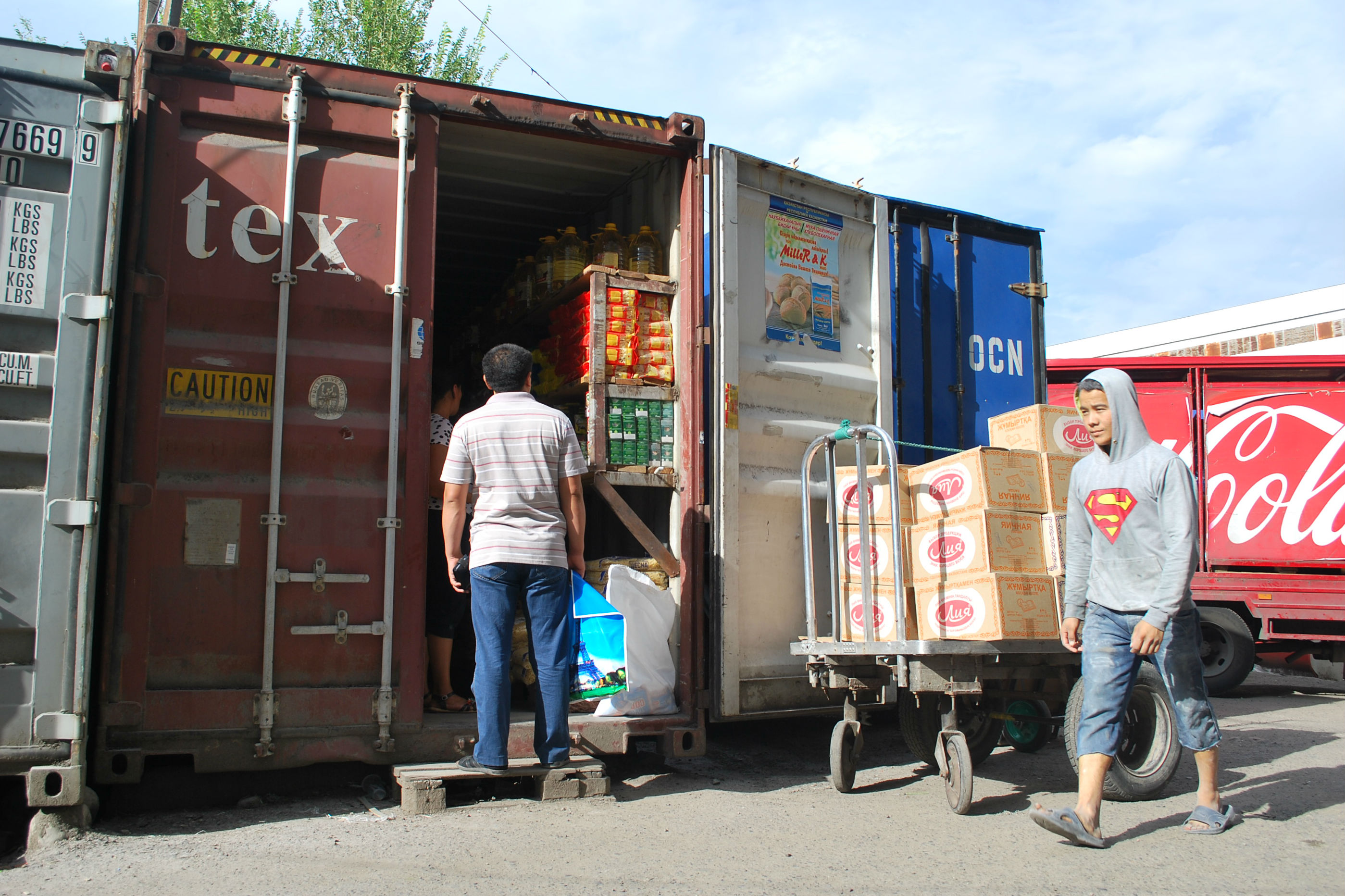 Kontainer mit Lebensmitteln in Almaty