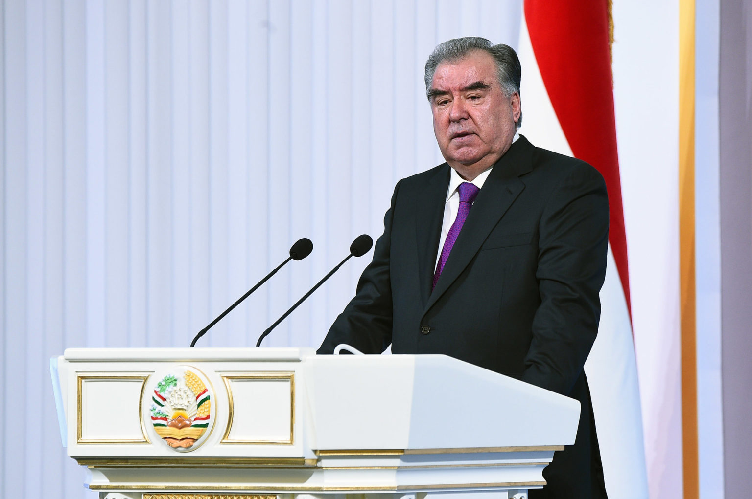 The president of Tajikistan, Emomali Rahmon, addressing parliament