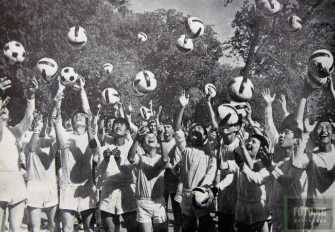 Black and white photo of Kyrgyz football players throwing footballs in the air in 1977