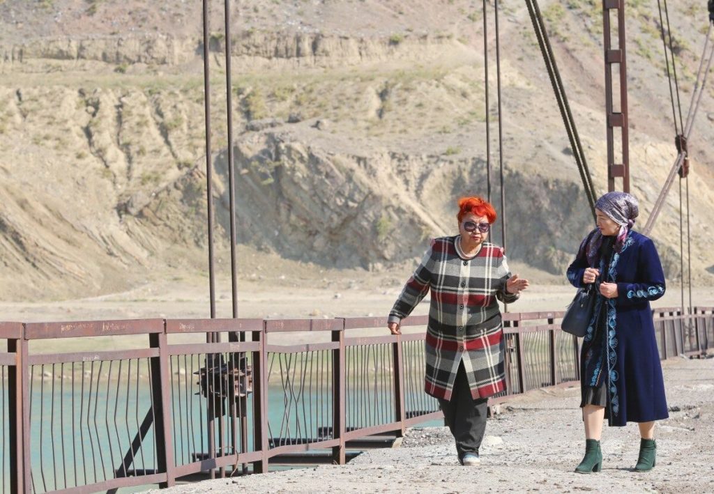 Valentina Lukina on the bridge over the Naryn, near Tasch-Kömür