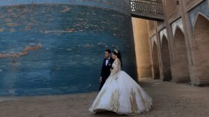 A wedding couple beside the Kalta Minor in Khiva, a city whose history and survival have long depended on irrigation from the Amu Darya. Photo: Mathieu Lemoine.
