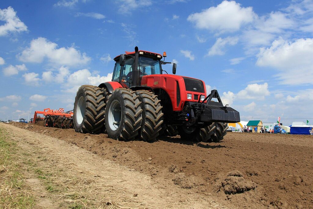 MTZ. By Dgolnik - Own work, CC BY-SA 3.0, https://commons.wikimedia.org/w/index.php?curid=30231624.