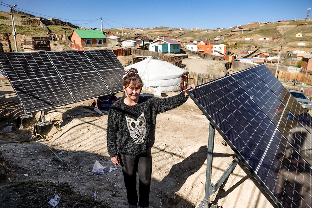 Solar panels in Ulaanbaatar’s ger districts, where households face high winter heating costs and severe air pollution. Photo: UNDP.