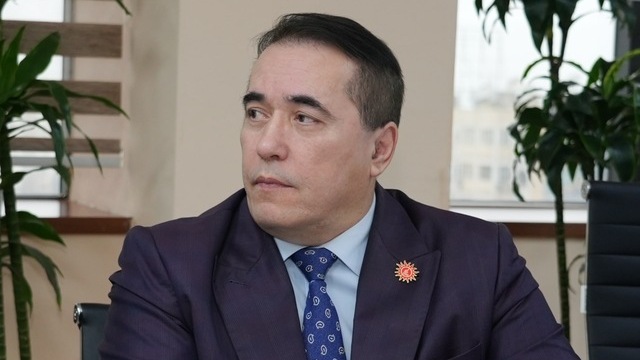 Oybek Isakov.