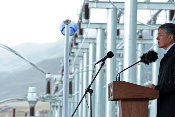 Le président kirghiz lors de l'inauguration de la ligne de Datka Kemin en 2015, censé apporter l'indépendance énergétique au pays.