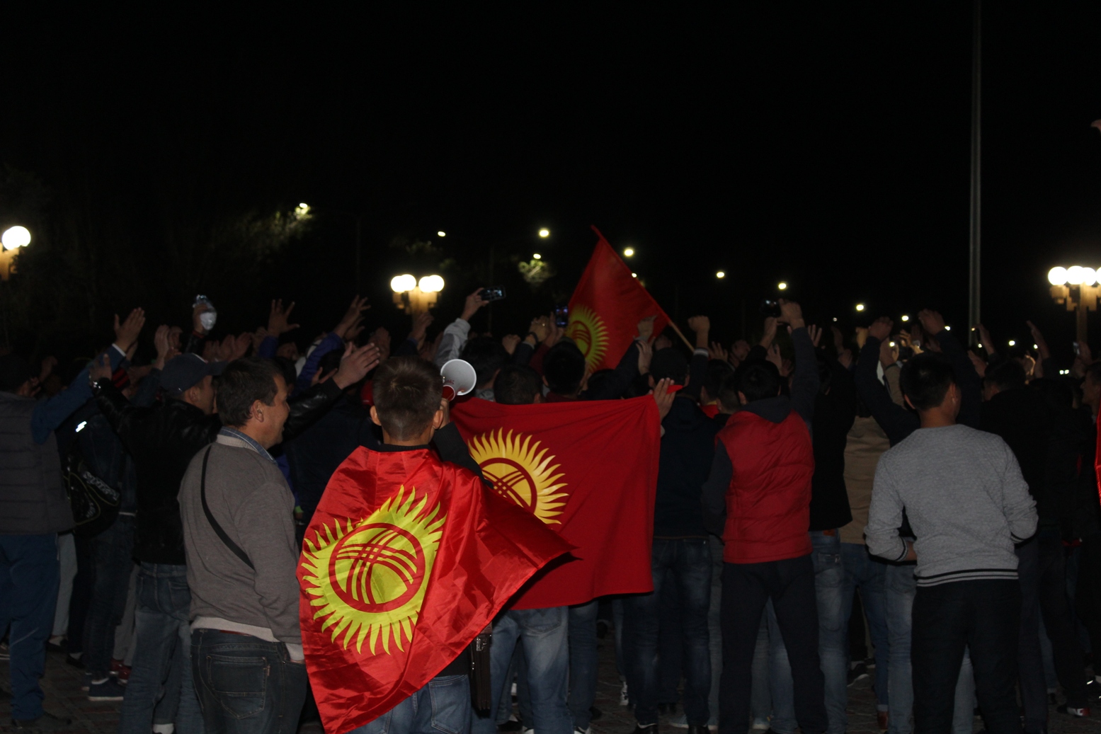 L'hymne national kirghiz chanté sur la place Ala-Too...