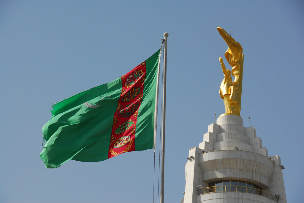 Turkménistan statue drapeau