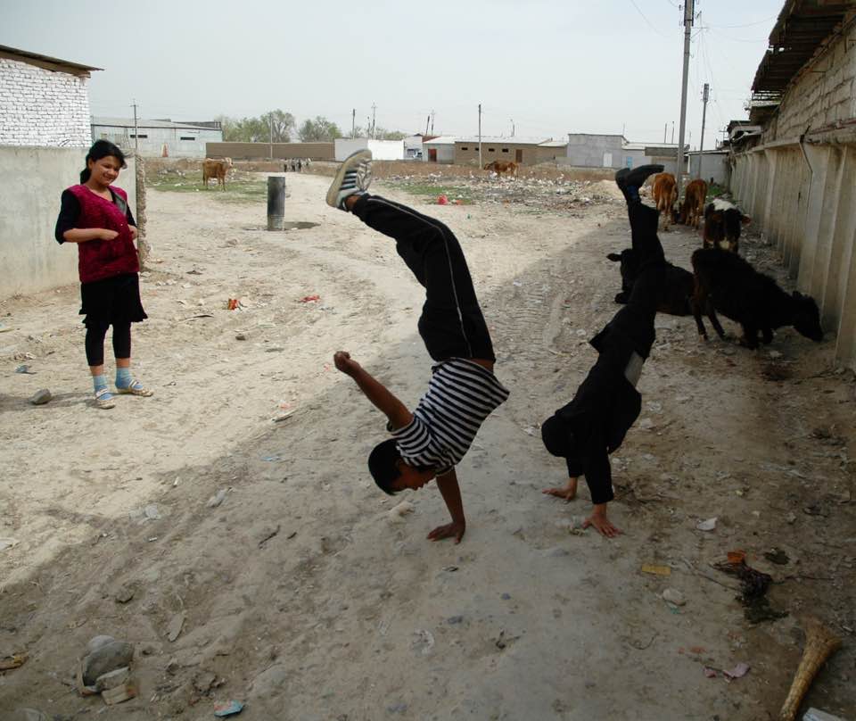 enfants ouzbékistan acrobatie