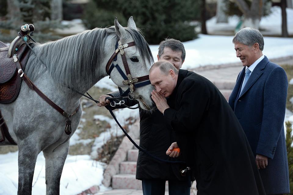 Vladimir Poutine Almazbek Atambaïev Kirghizstan Cheval Russie