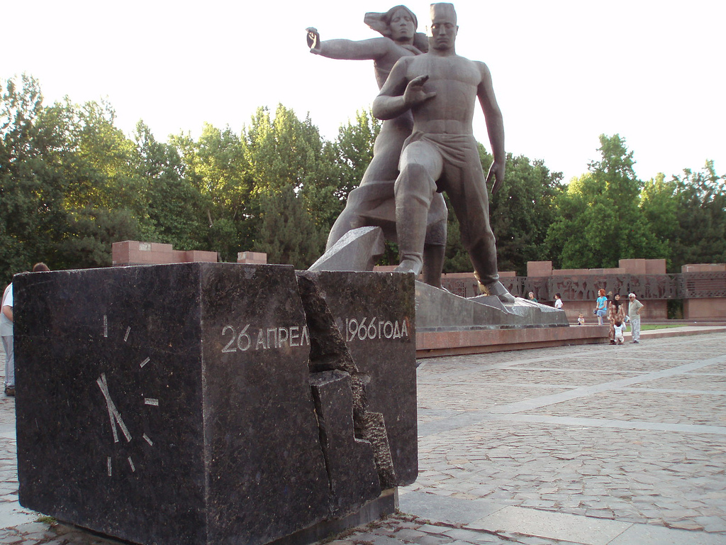 Ouzbékistan Tachkent URSS statue tremblement de terre