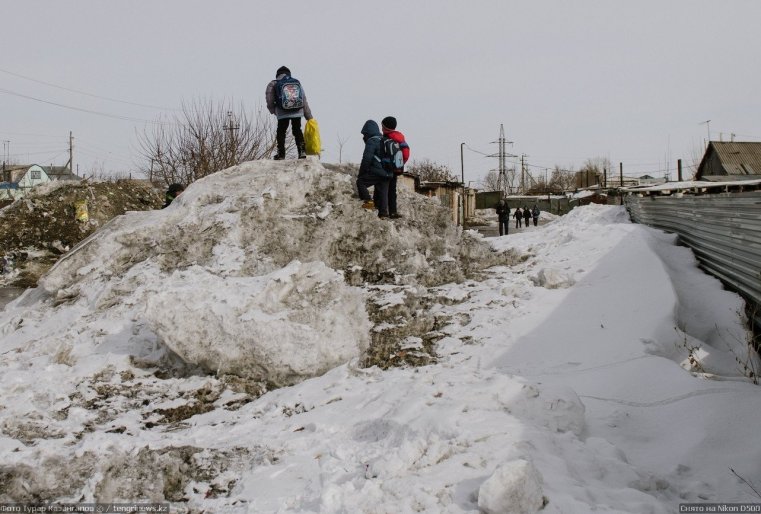 Prigorodny Kazakhstan Enfants neige