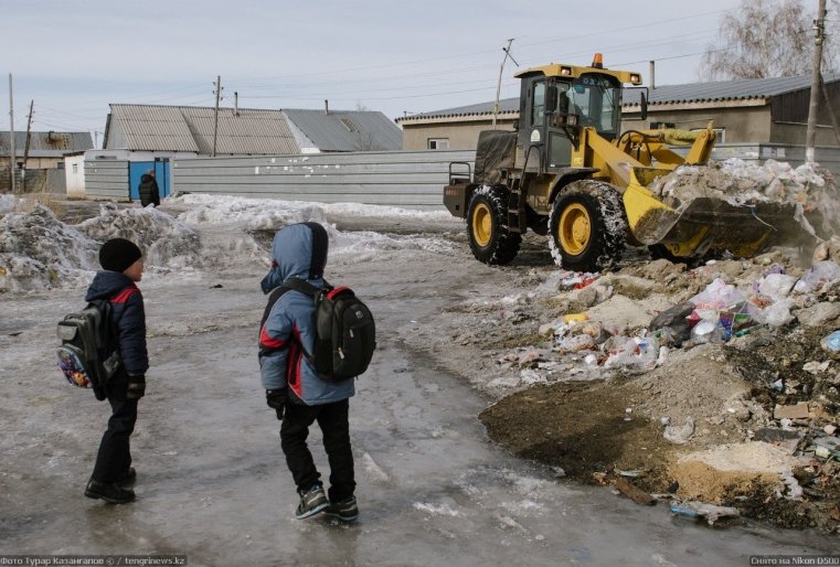 Prigorodny Kazakhstan Enfants neige