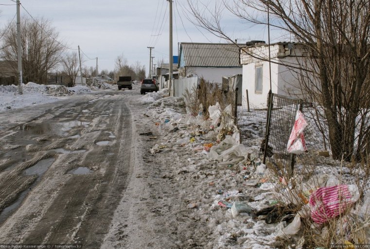 Prigorodny Kazakhstan ordures neige route