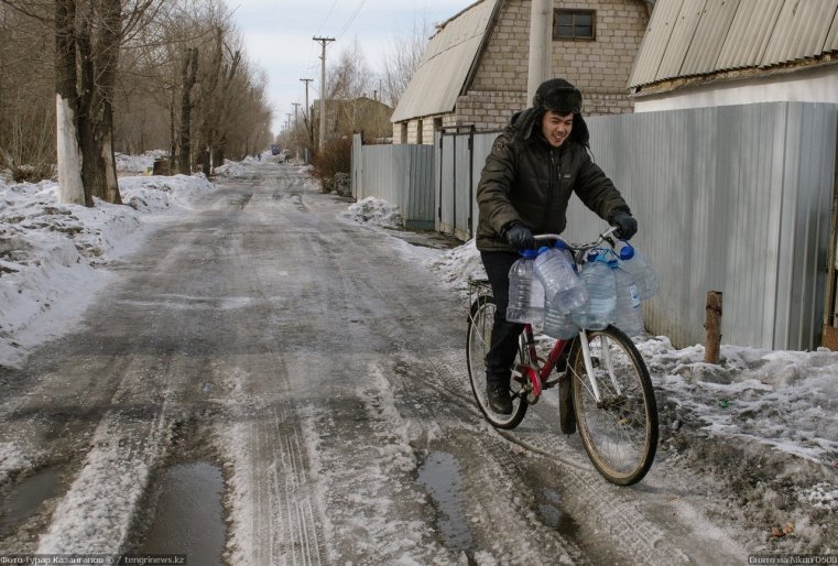 Prigorodny Kazakhstan vélo eau rue neige