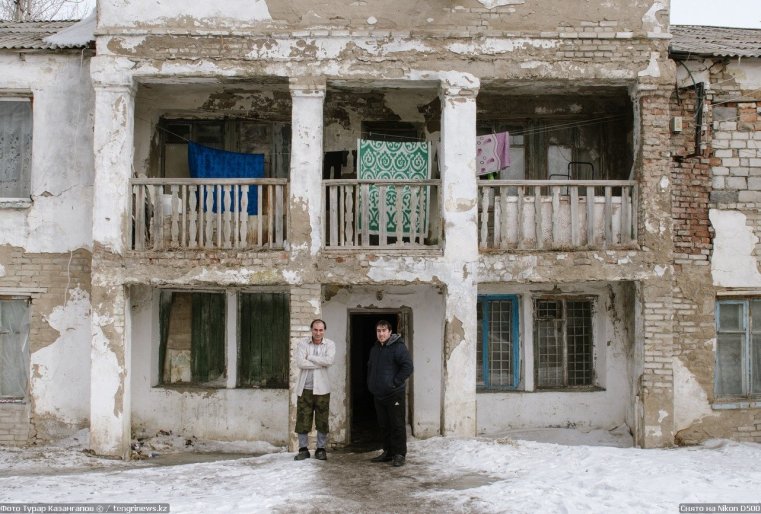 Prigorodny Kazakhstan Habitants Immeuble Ruine