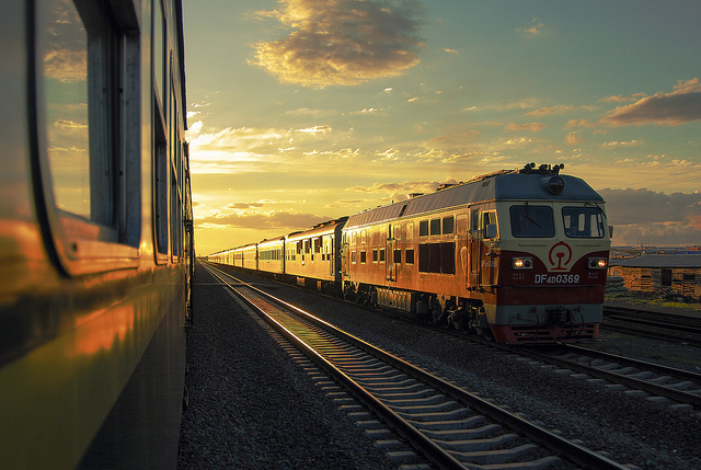 Chemin de fer Chine train soleil couchant soirée