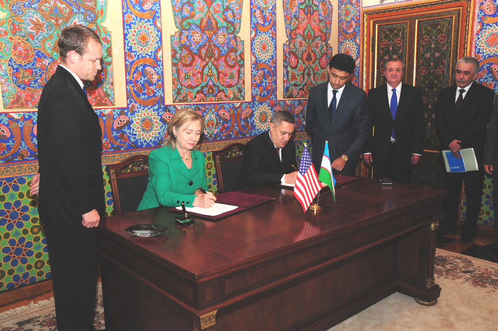 Rustam Azimov Hillary Clinton Ouzbékistan Accord Signature