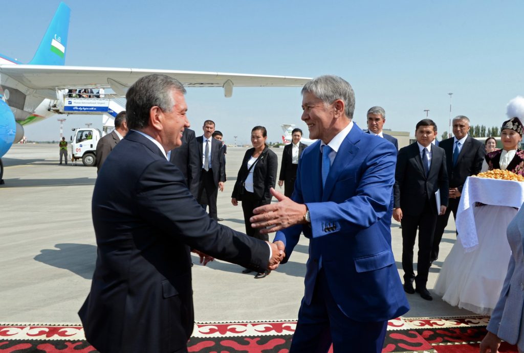 Almazbek Atambaïev Chavkat Mirzioïev Kirghizstan Ouzbékistan Visite officielle Arrivée