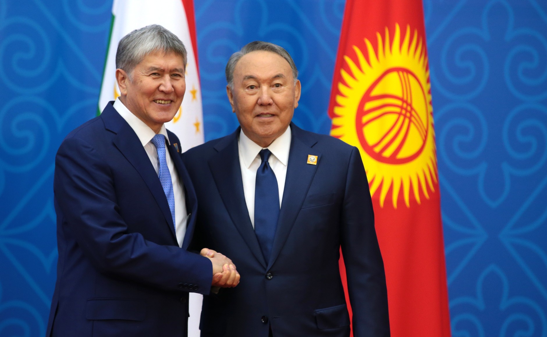 Président Almazbek Atambaïev Homologue Noursoultan Nazarbaïev