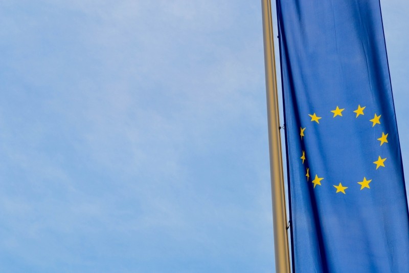 Une photo du drapeau européen