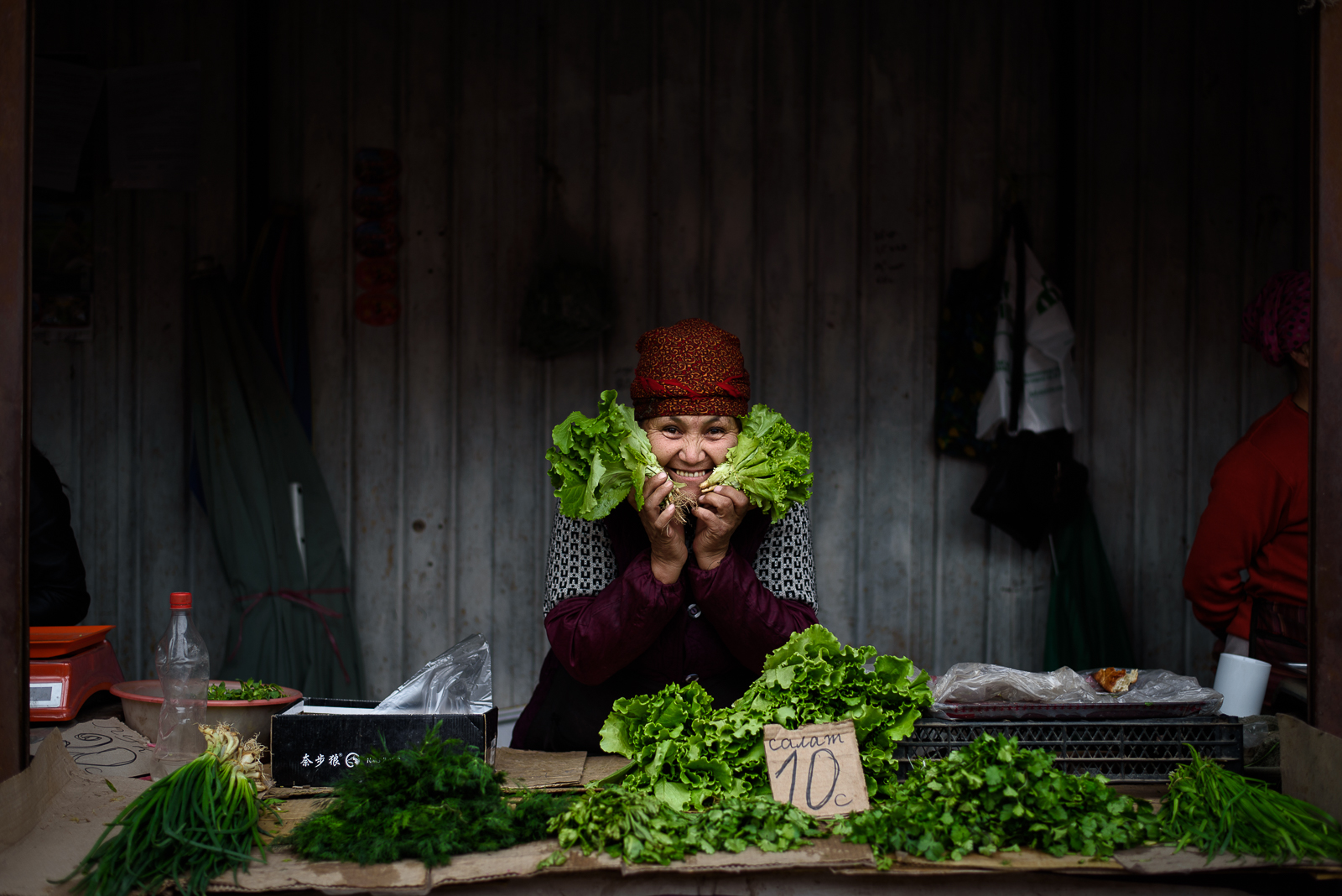 Portrait d'une vendeuse au Och-Bazaar de Bichkek