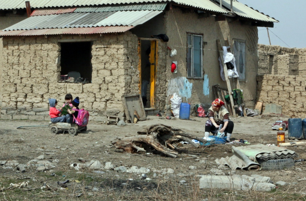 Kirghizstan Banlieue Muras-Ordo Altyn-Kazyk Maison Terre Illégal