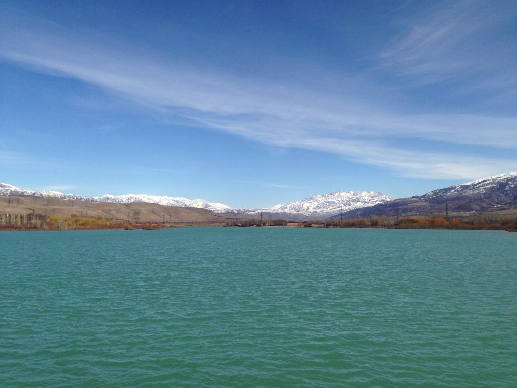 Réservoir sur la rivière Chirchik en Ouzbékistan