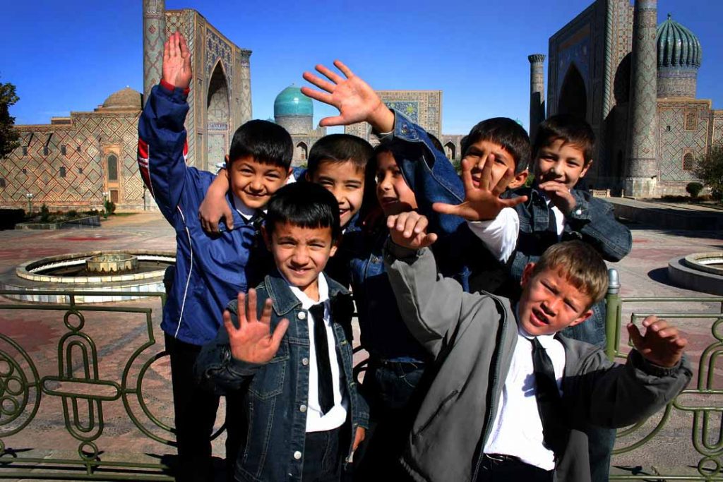 Des écoliers devant le Régistan à Samarcande, Ouzbékistan