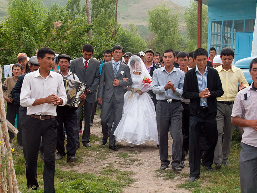 Un mariage kirghiz - l'occasion d'une Toi