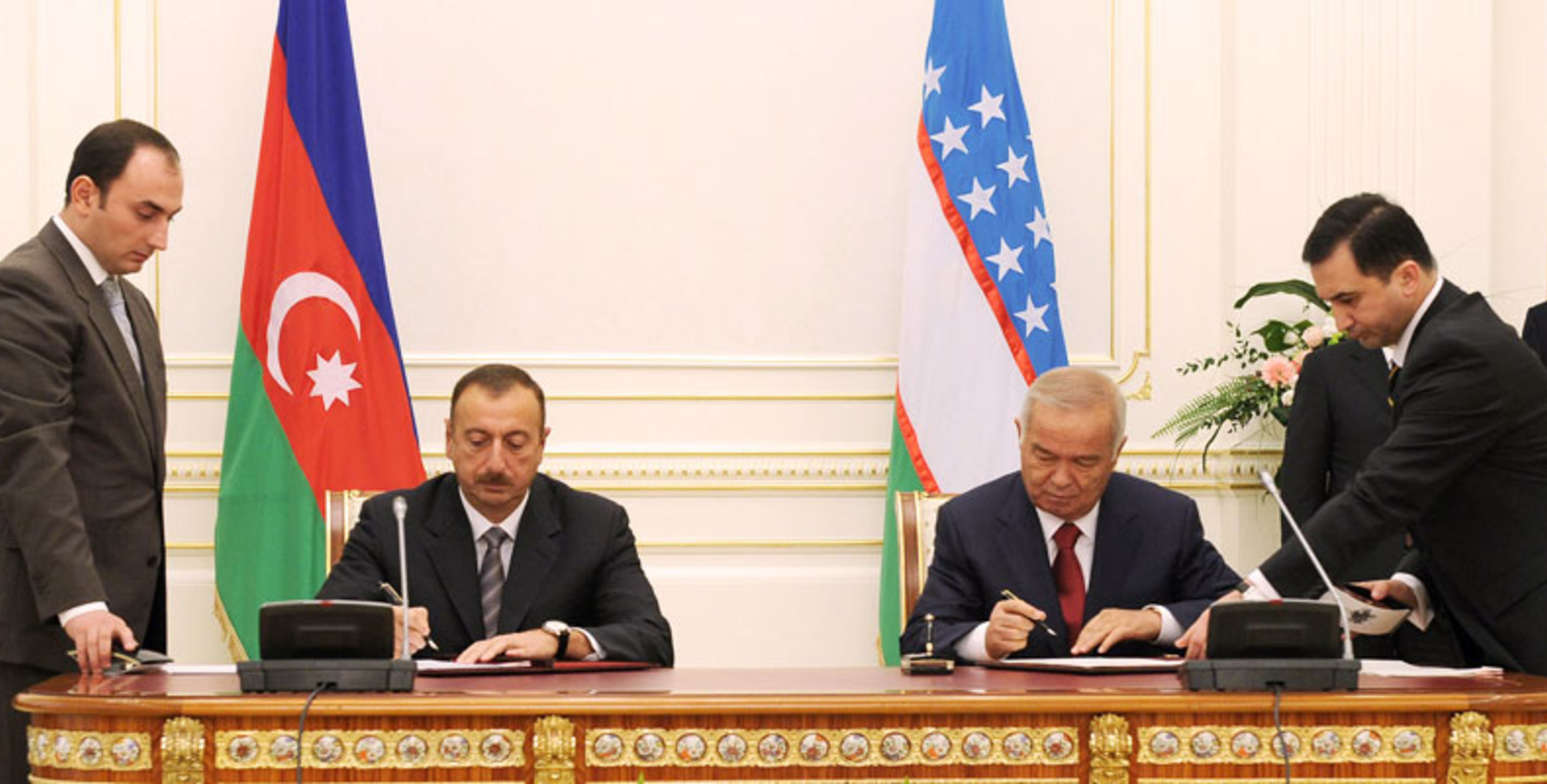 présidents Karimov Aliev drapeaux signature accords