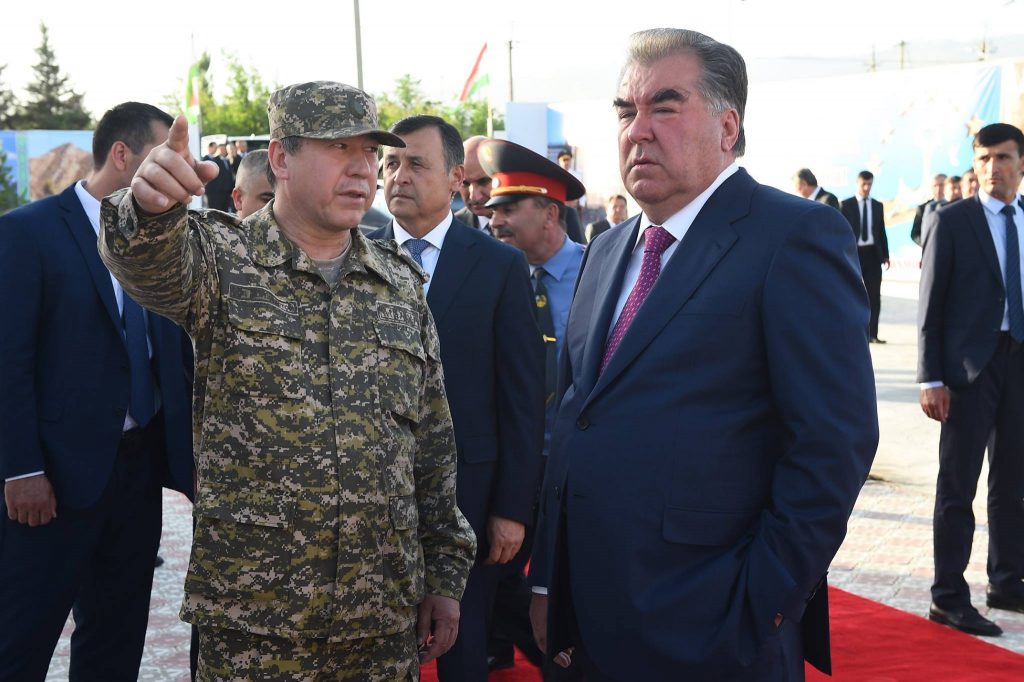 Le président tadjik, Emomalii Rahmon en discussion avec un militaire tadjik