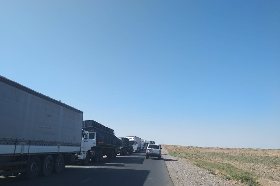 La file des camions à la frontière entre l'Ouzbékistan et le Kazakhstan, du côté kazakh