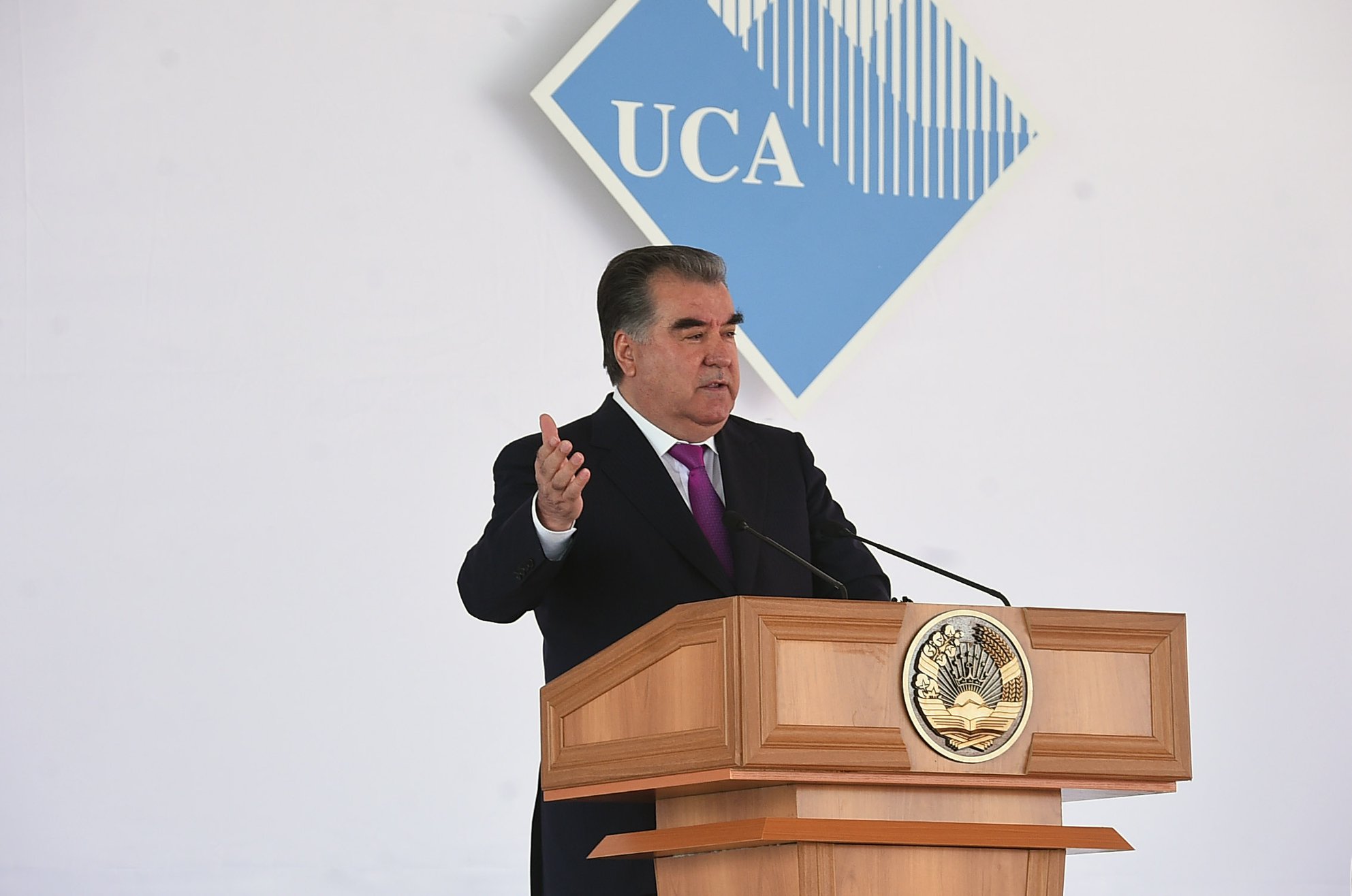 Le président tadjik, Emomali Rahmon lors de son discours d'ouverture de l'Université d'Asie Centrale (UCA) à Khorog dans la région autonome du Gorno-Badakhchan