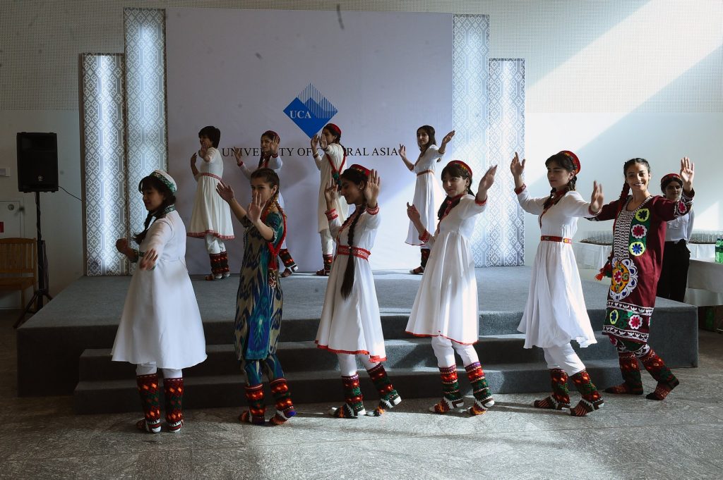 Danse des étudiants d'UCA, en costumes pamiri et tadjik pour l'ouverture officielle en présence du président tadjik