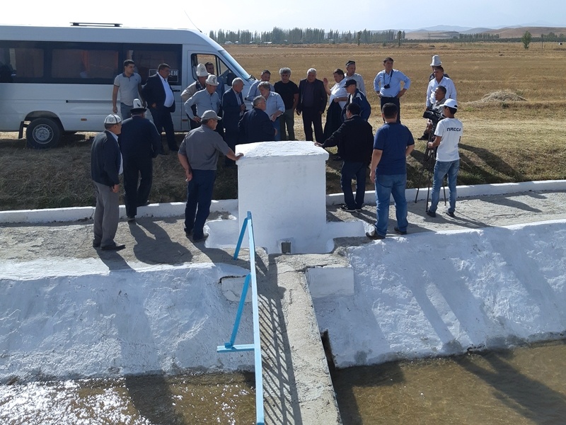 Visite de terrain du côté de Kerben sur la rivière Padysha-Ata au Kirghizstan pour le conseil du bassin avec les représentants de l'Ouzbékistan