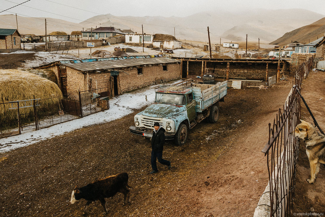 Kirghizstan Pamir Montagne Reportage Paysages Sary-Tach Camion Vache