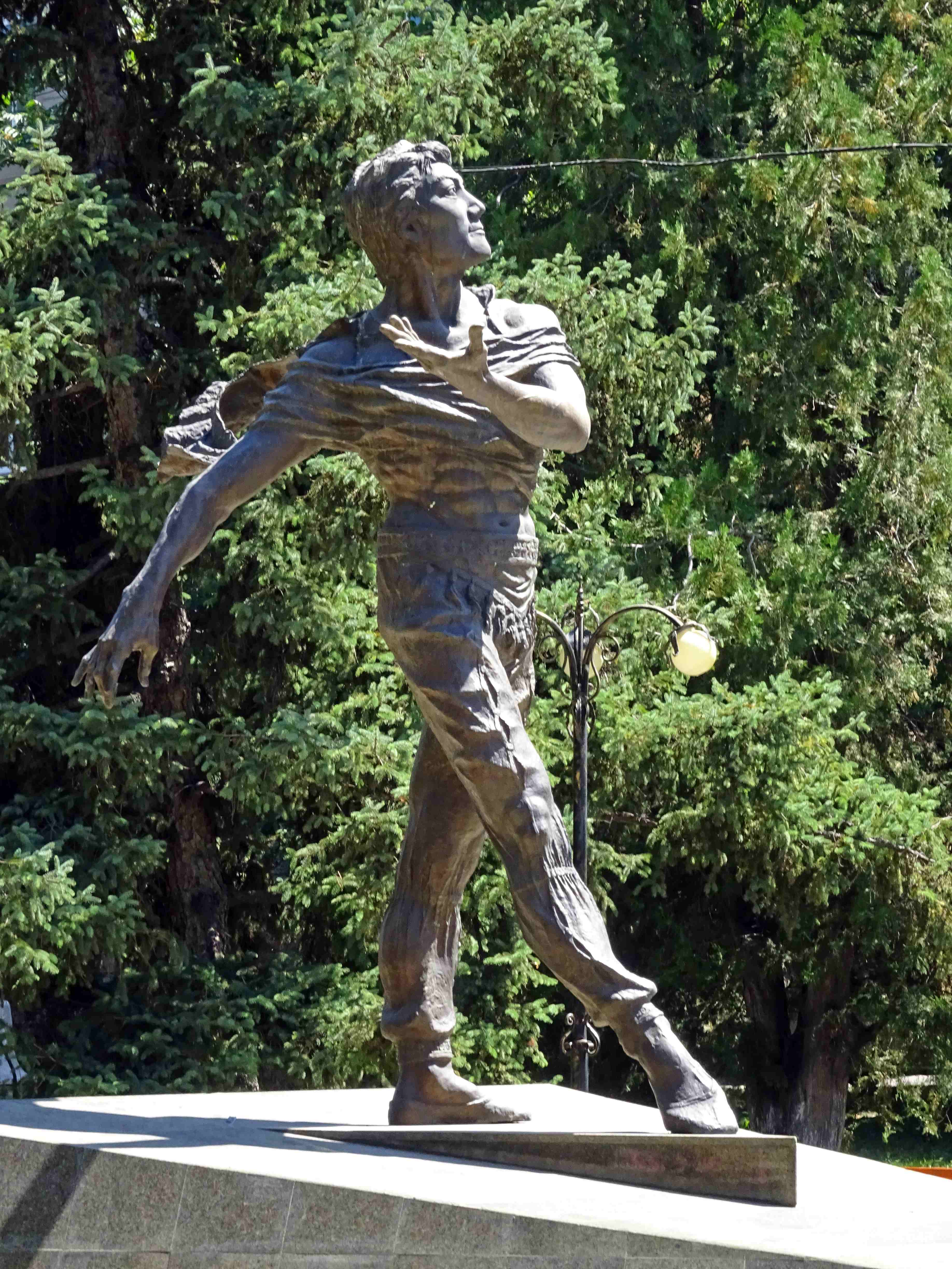 Une statue du danceur de ballets Cholponbek Bazarbaïev