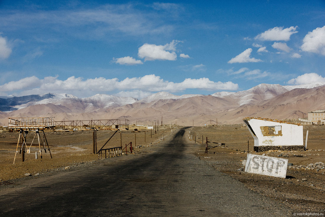 Tadjikistan Pamir Montagne Reportage Paysages Lac Karakoul Stop Panneau