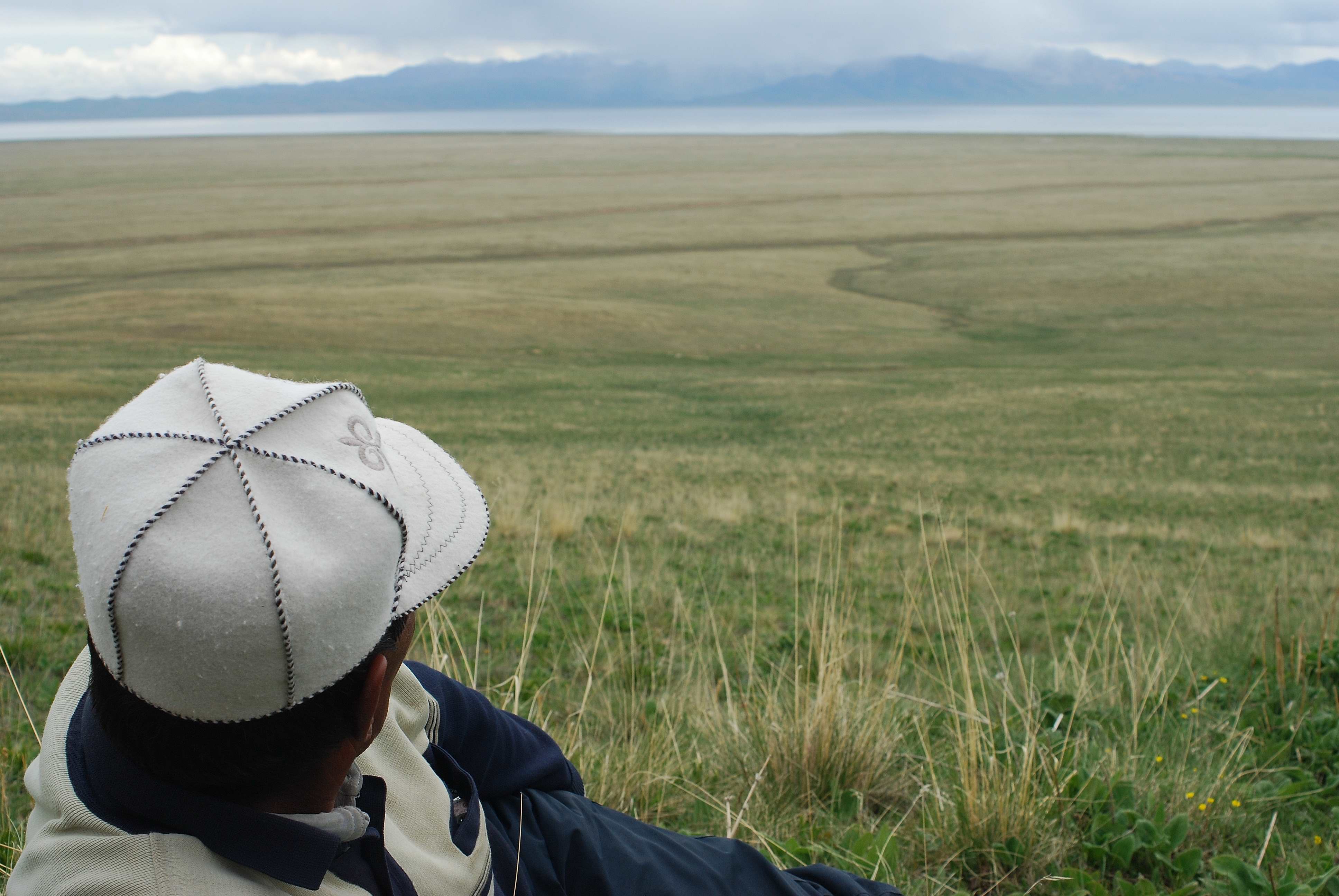 Chaque été, le grand-père passe au moins quelques semaines auprès de sa famille dans les yourtes près du lac Song-Koul au Kirghizstan.