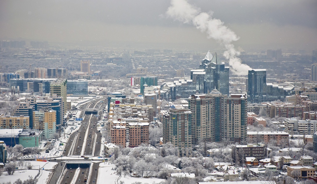 A Almaty, la plus grande ville du Kazakhstan, les hivers sont froids et enneigés.