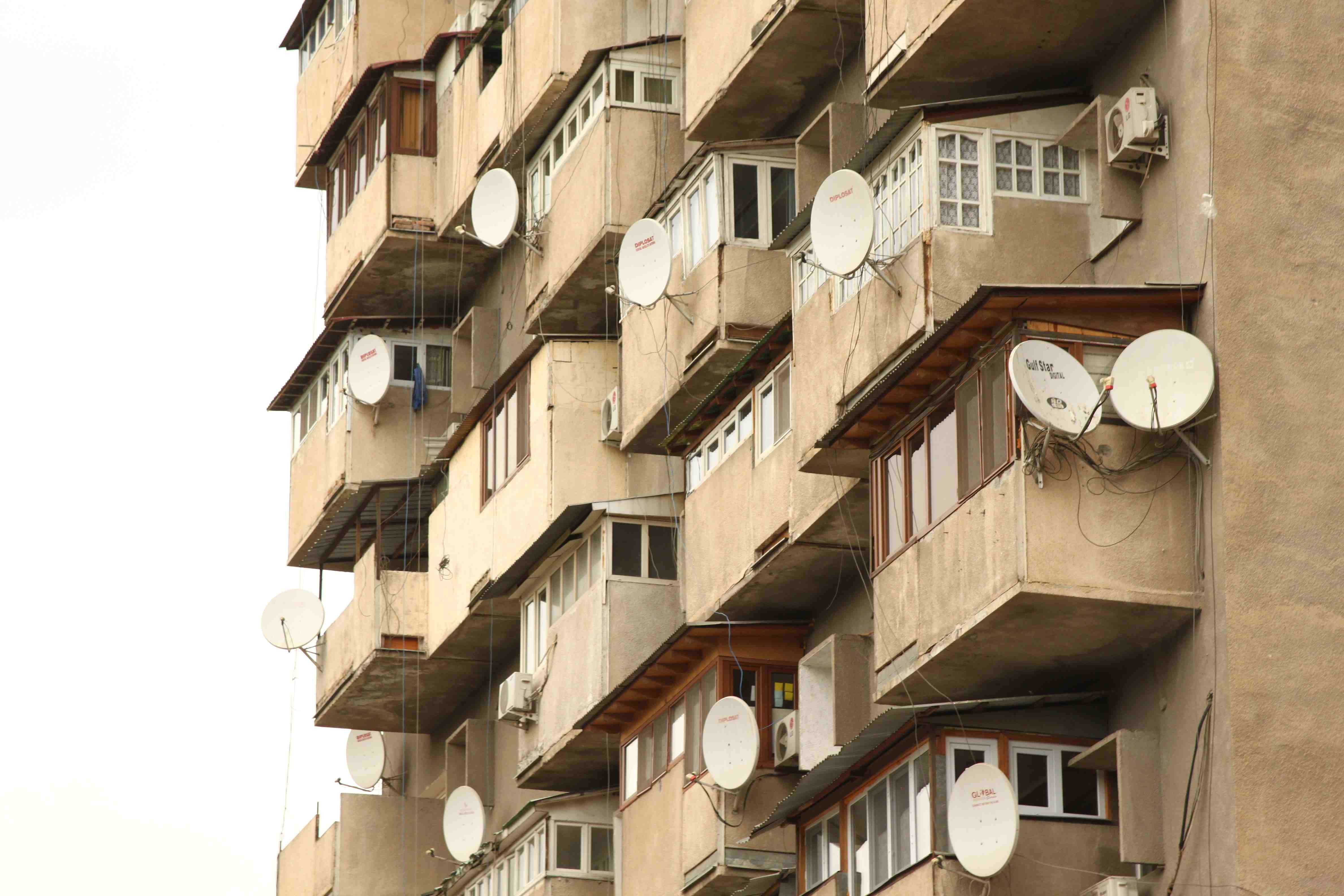 Un immeuble typique de l'Union soviétique dans la capitale tadjike. Les différentes fenêtres montrent que malgré l'homogéneité du bâtiment, les habitants ont chacun aménagé leur appartement à leur goût.