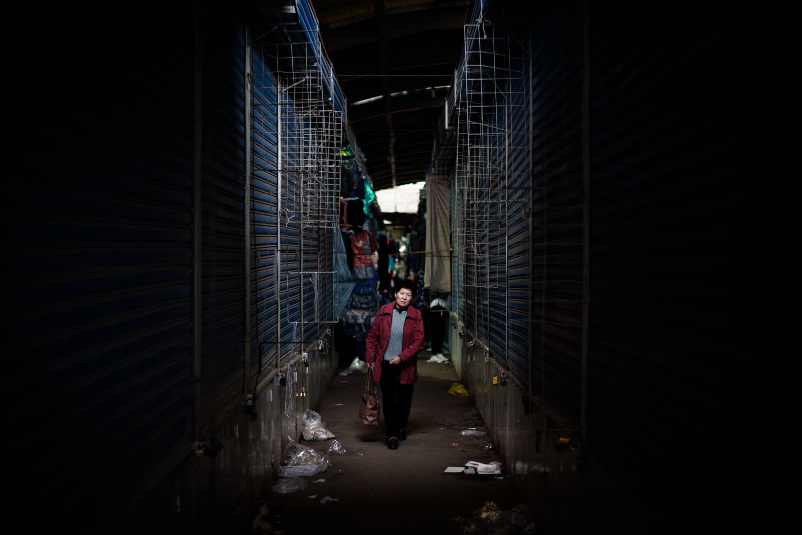 A sa fermeture, le grand Osh Bazar de Bichkek n'est plus qu'une succession monotone d'allées vides.