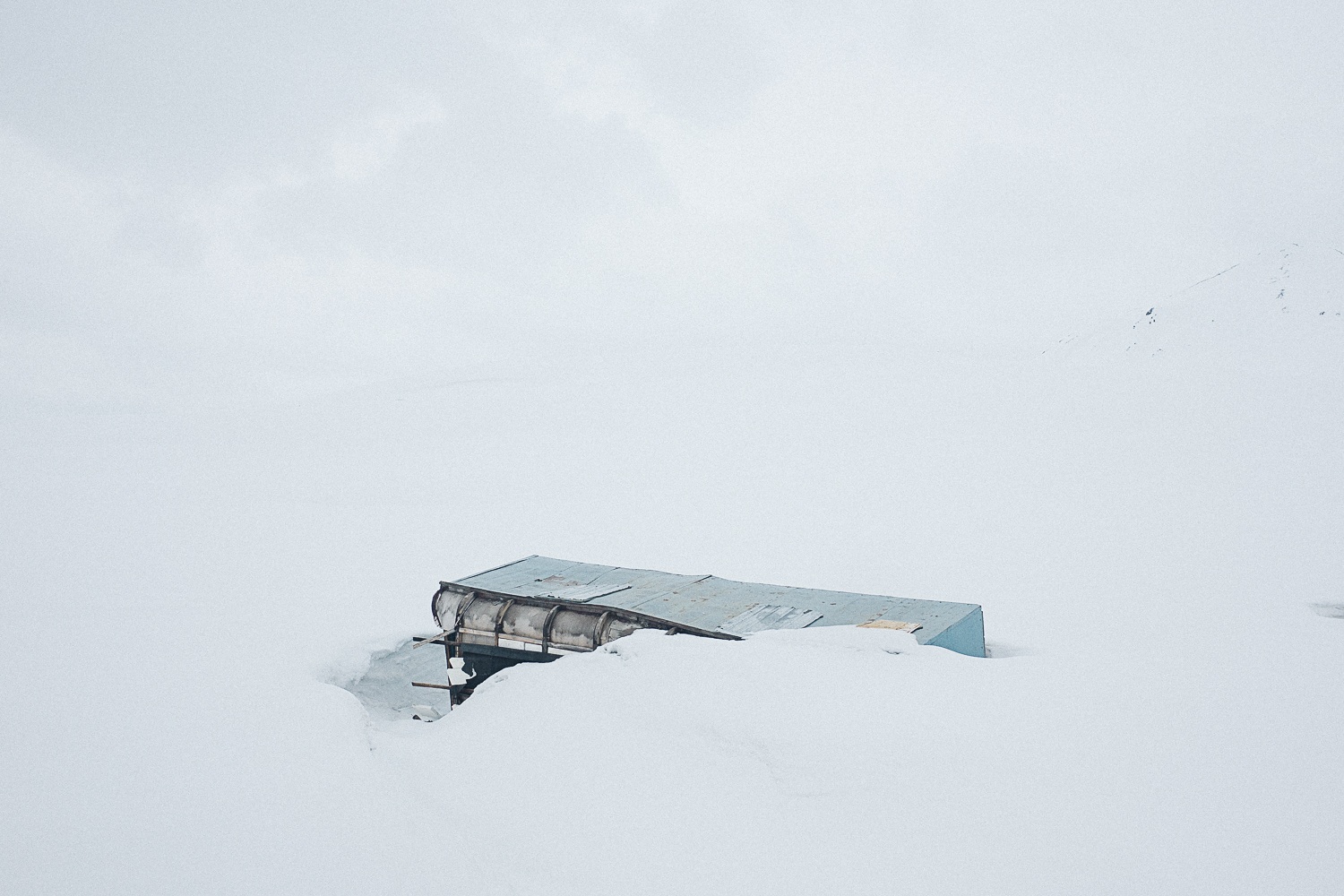 Dans les montagnes, une cabane servant a la transhumance est laissée a l'abandon au coeur de l'hiver kirghiz