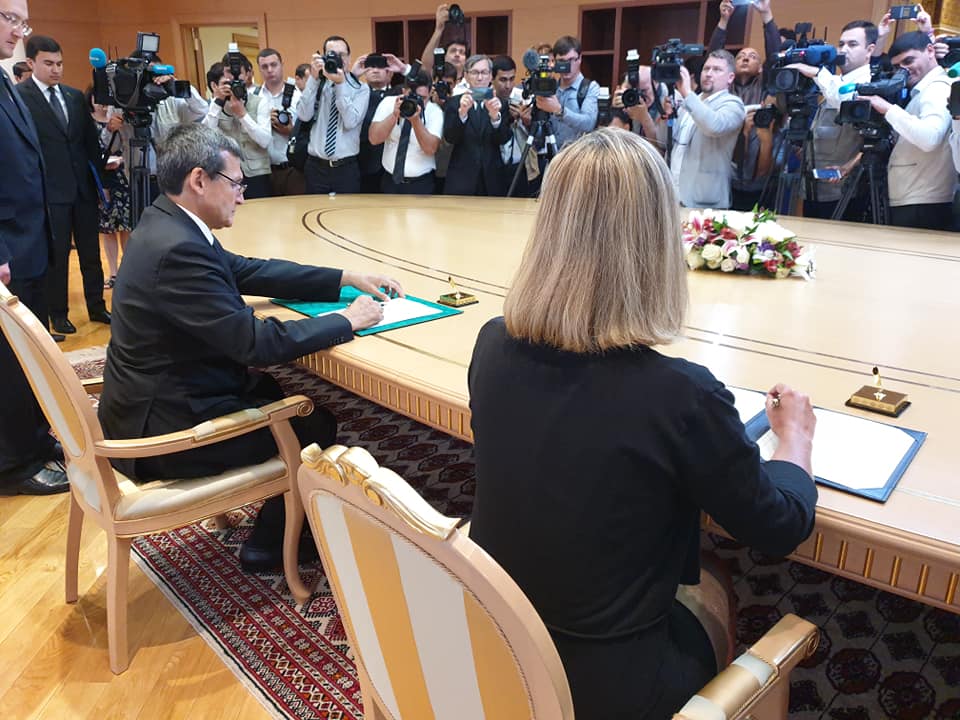 Federica Mogherini Rachid Meredov Signature Accord Ouverture Délégation Union Européenne Turkménistan.