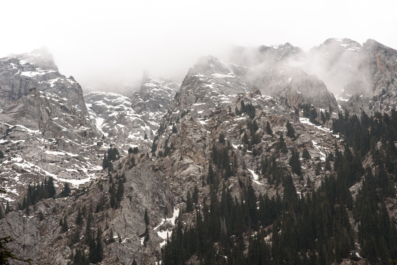 Pics kirghizes Kirghizstan Montagnes brume