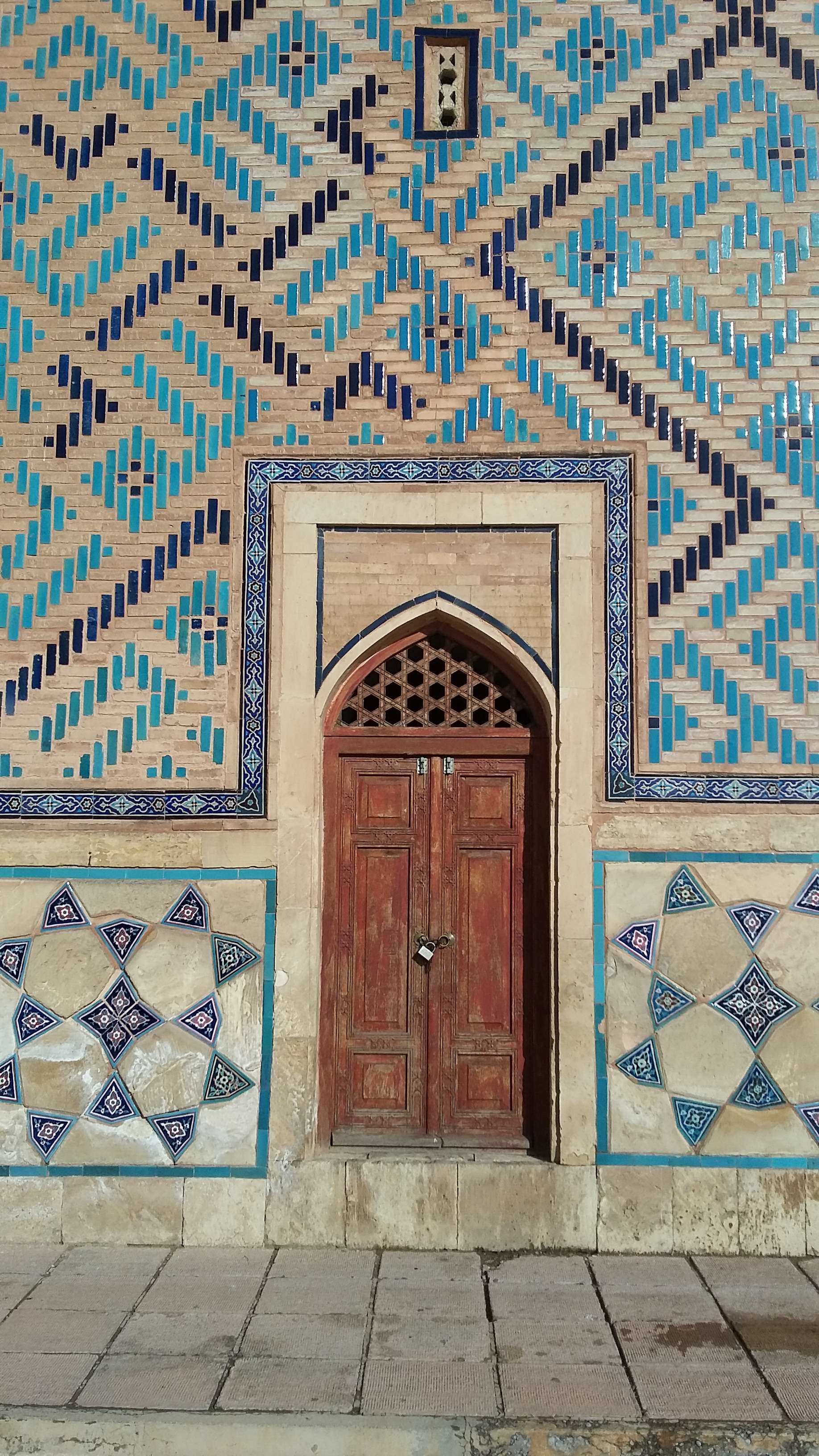 Une des portes du mausolée de Yasavi au Turkestan.